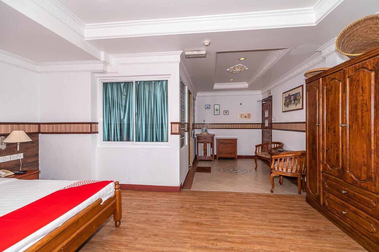Oyo 89864 Hotel Holiday Park Kota Kinabalu Exterior photo