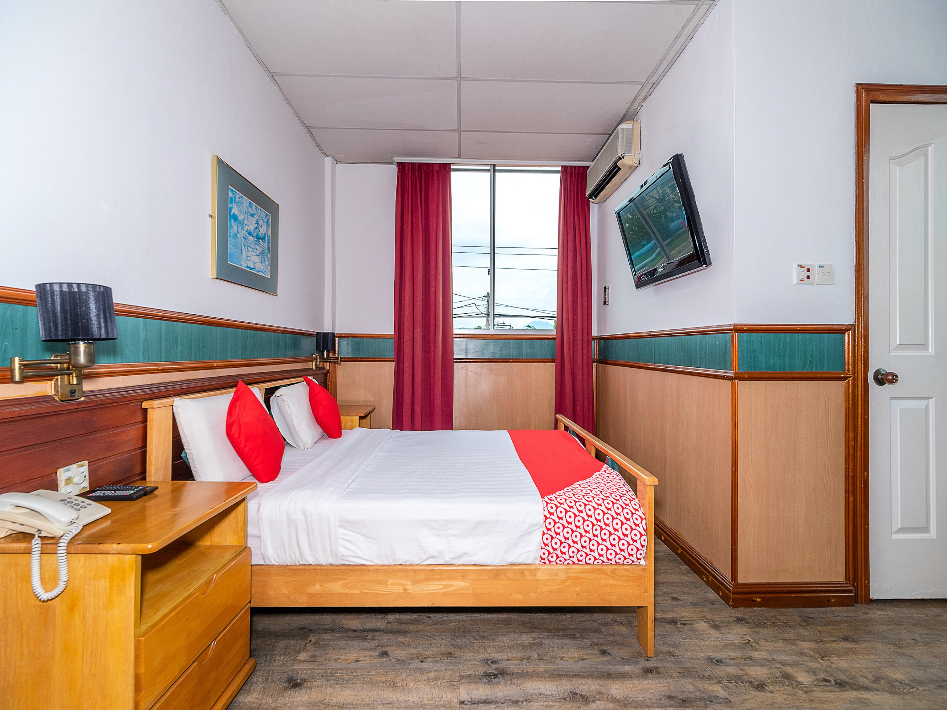 Oyo 89864 Hotel Holiday Park Kota Kinabalu Exterior photo